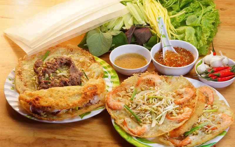 ăn bánh xèo cùng bánh đa nem hình chữ nhật