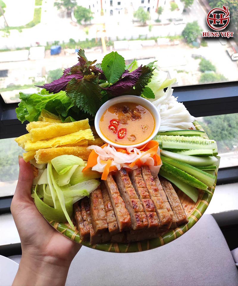 Đĩa nem ngon mắt đáp ứng tiêu chuẩn của khách hàng