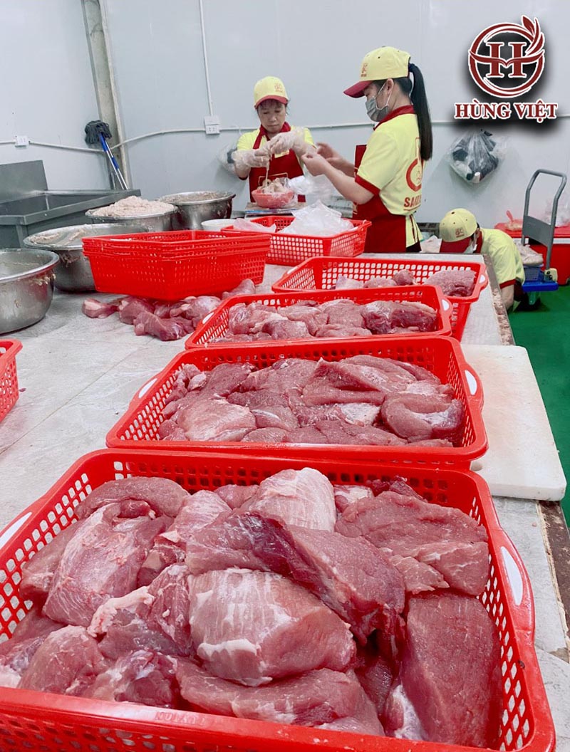 Hùng Việt sử dụng thịt lợn tươi và được nhập đủ số lượng mỗi ngày để đảm bảo không có thịt tồn, thịt cũ