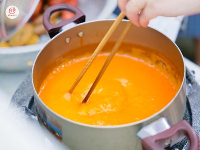 Nước chấm sau khi nấu đặc sánh, màu cam tươi hấp dẫn