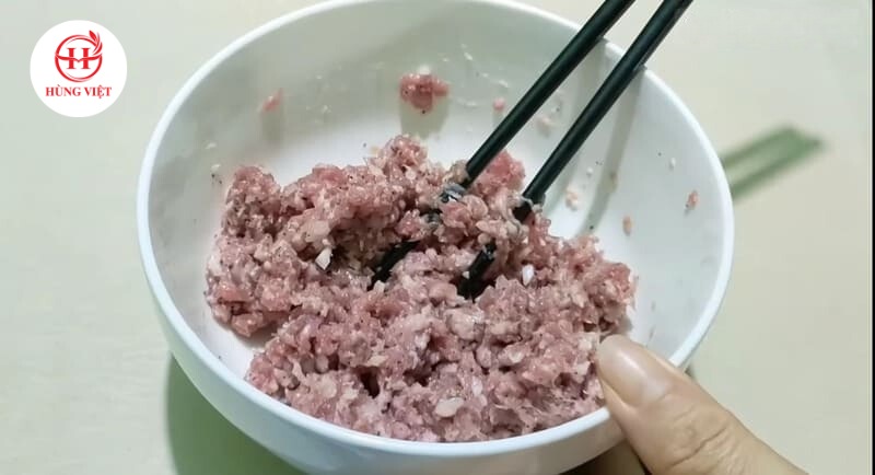 Trộn và ướp thịt ngấm đều với các gia vị 