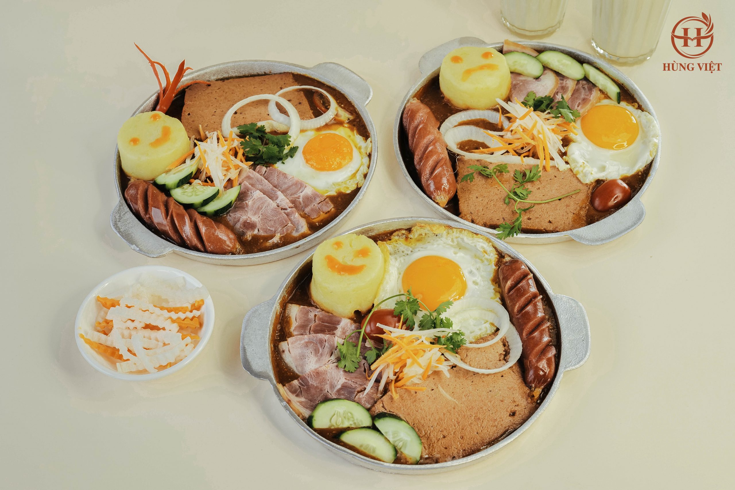 Chân giò ủ muối Hùng Việt