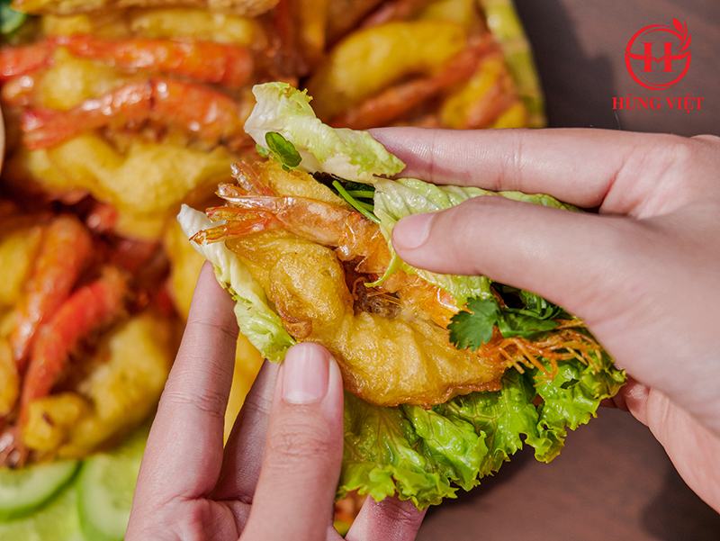 Cuốn bánh tôm với rau sống để thưởng thức