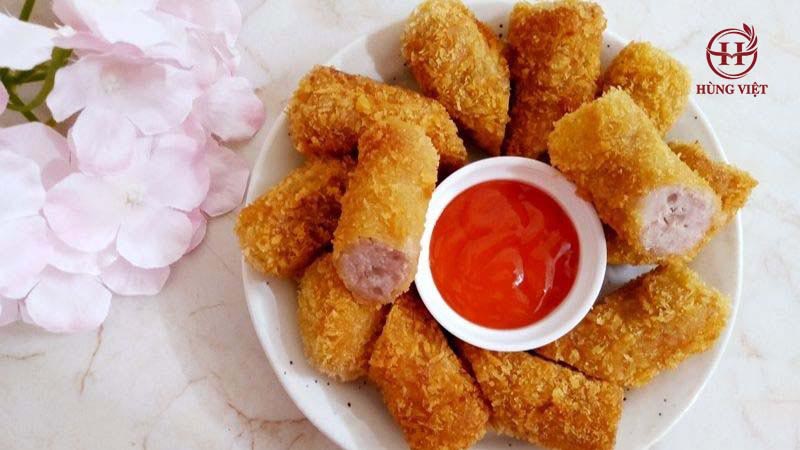 Những chiếc nem vàng đều, phồng to, ít bột nên cảm nhận rất rõ vị thơm, ngọt của thịt