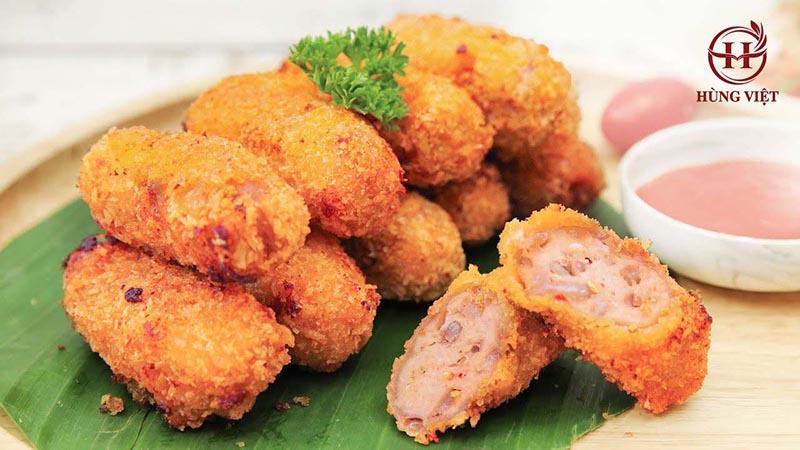 Nem chua rán vàng rụm, thơm ngon, ăn kèm với tương ớt tuyệt ngon