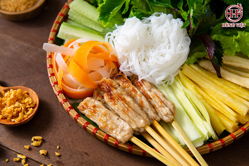 Nem lụi ăn kèm với đồ chua, rau sống cùng nước chấm sánh đặc