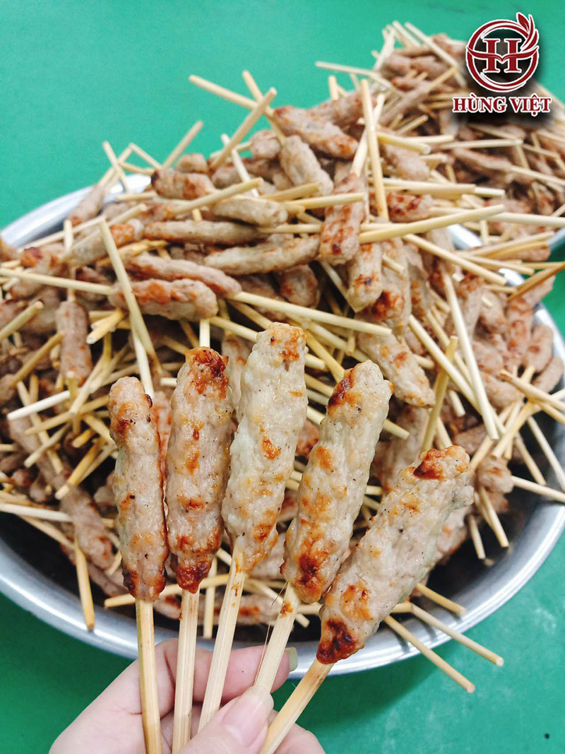Số lượng lớn các xiên nem được ra lò mỗi ngày tại Hùng Việt
