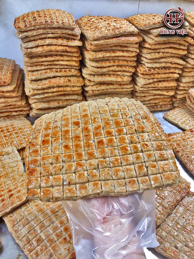 Nem chín sẵn, được đúc phên vuông