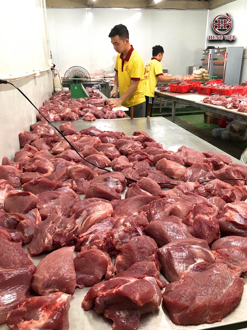Nguồn thịt tươi, mới được Hùng Việt nhập làm nem phên mỗi ngày
