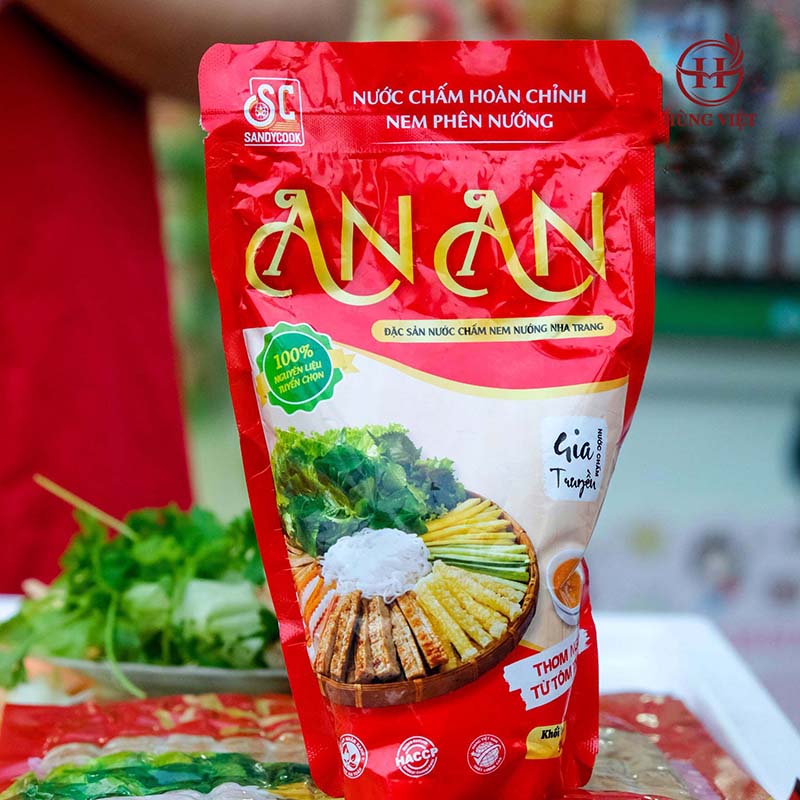 Nước chấm với diện mạo màu đỏ, được đúc sẵn với 100% nguyên liệu tuyển chọn