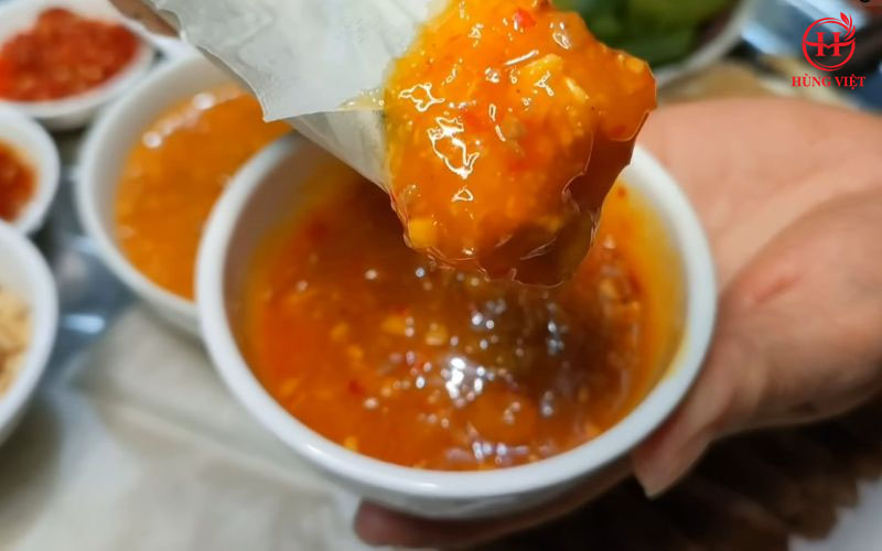 Nước chấm lụi nấu sẵn Hùng Việt giúp tăng thêm hương vị món nem lụi nhà bạn