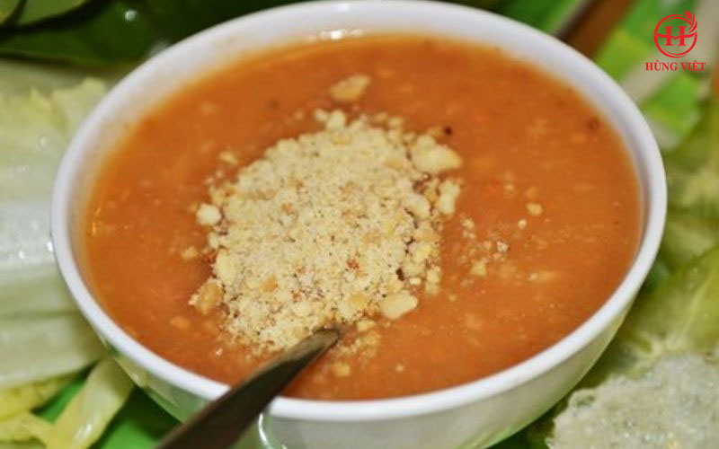 Lạc rang giúp tăng hương vị nước chấm lụi nấu sẵn Hùng Việt