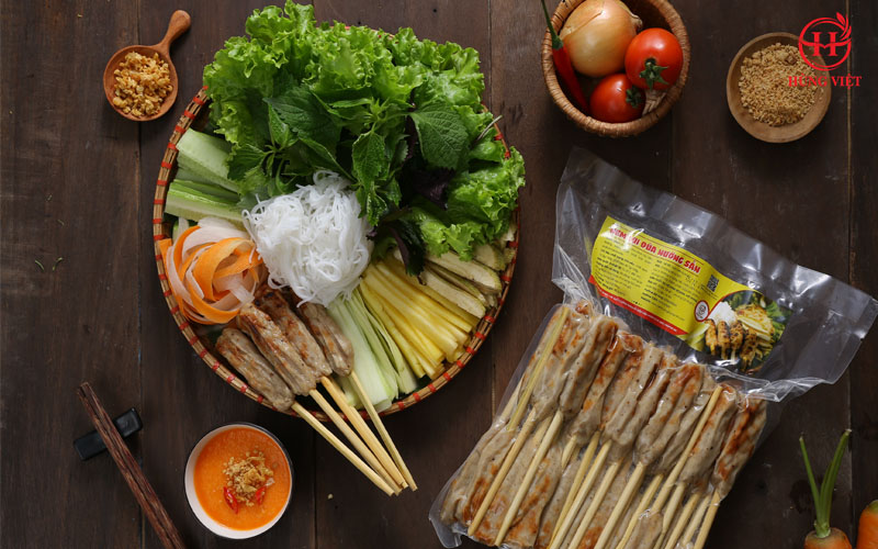 Món nem lụi hấp dẫn được ăn kèm cùng nước chấm lụi nấu sẵn Hùng Việt