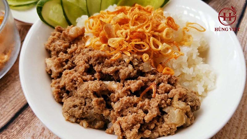Xôi được ăn kèm Pate béo ngậy, món ăn sáng quen thuộc, đầy đủ dinh dưỡng