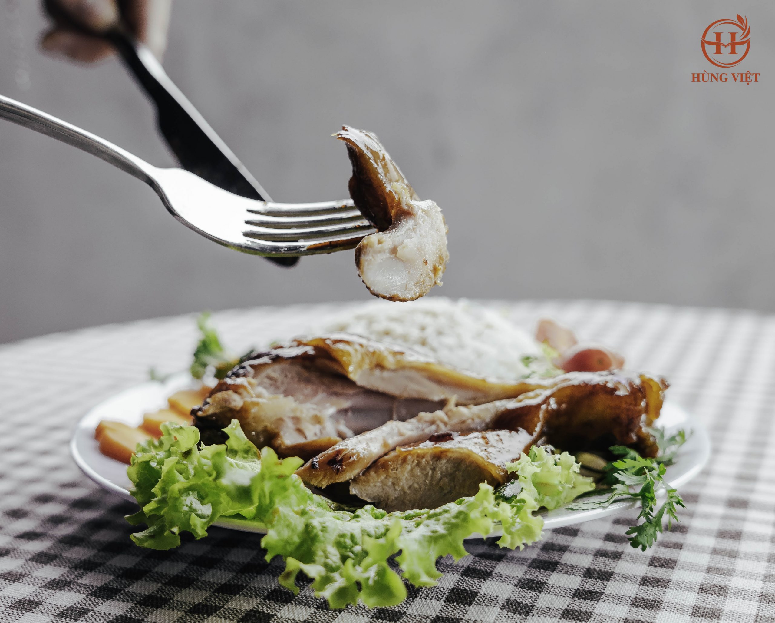 thưởng thức đùi gà rô ti với cơm nóng