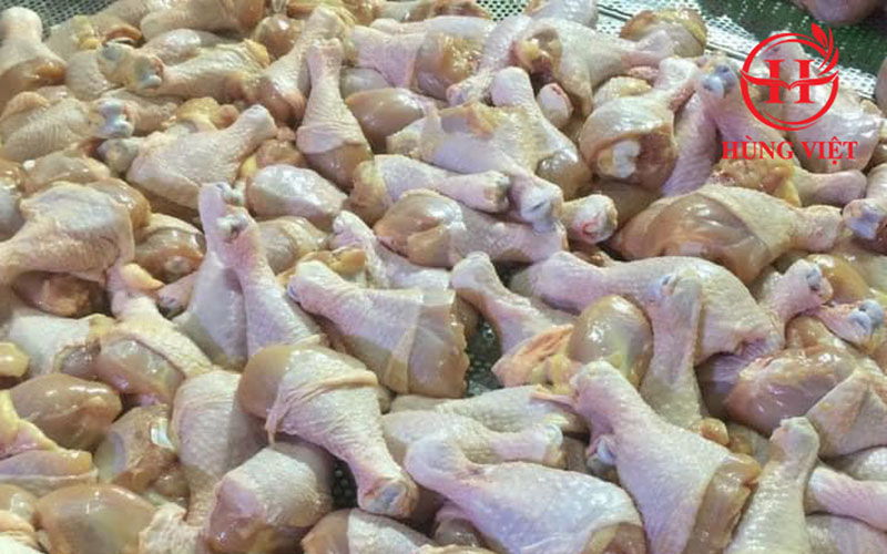 Đùi gà được chế biến trước khi sản xuất