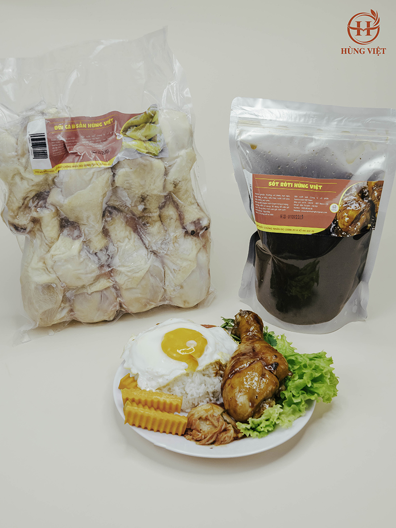 Đùi gà hấp sẵn được đi kèm với sốt roti Hùng Việt