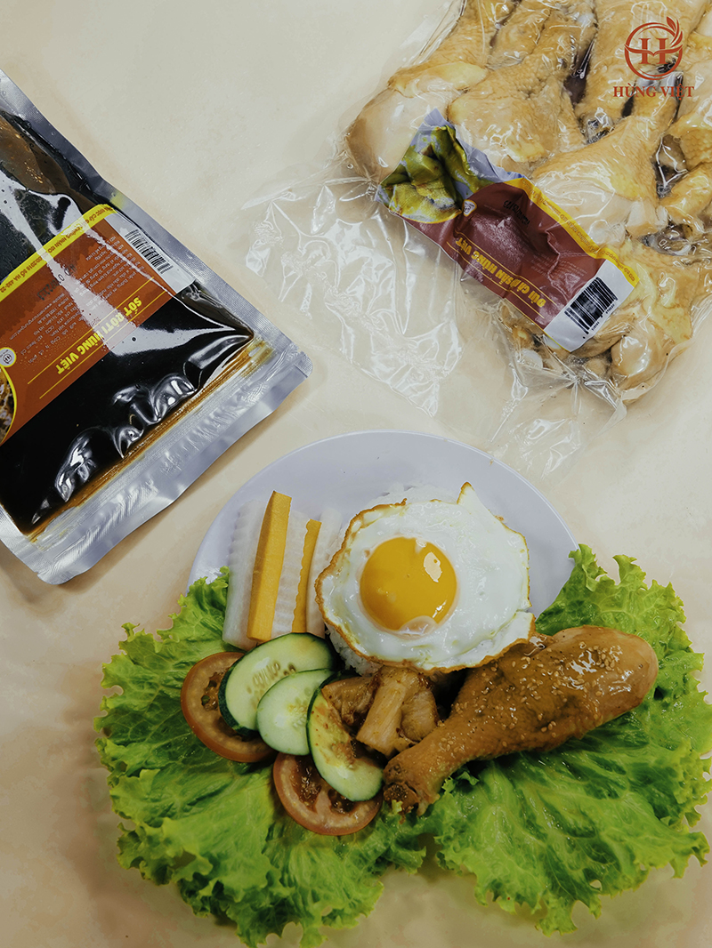 Cơm gà từ các sản phẩm có sẵn của Hùng Việt