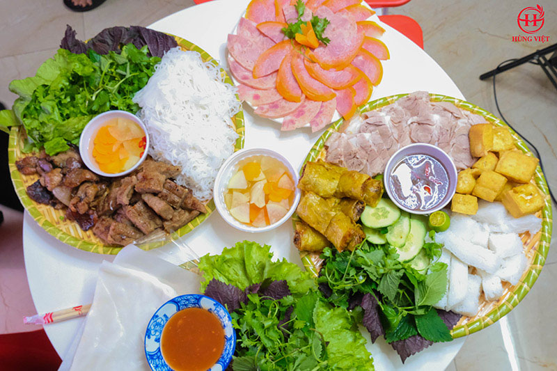 Sản phẩm mới của Hùng Việt được set up ra mẹt theo từng case sản phẩm