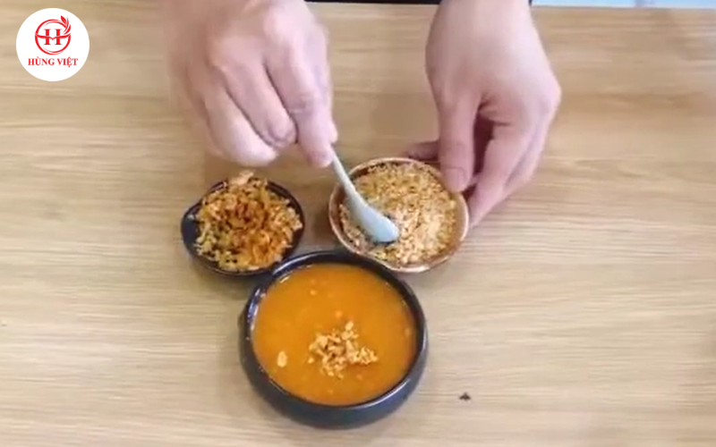 Cho thêm tỏi phi và lạc rang để gia tăng hương vị