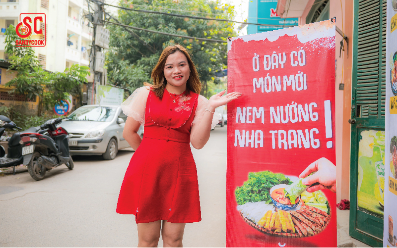 Trưởng phòng sale miền Bắc Hùng Việt tới chúc mừng đại lý khai trương