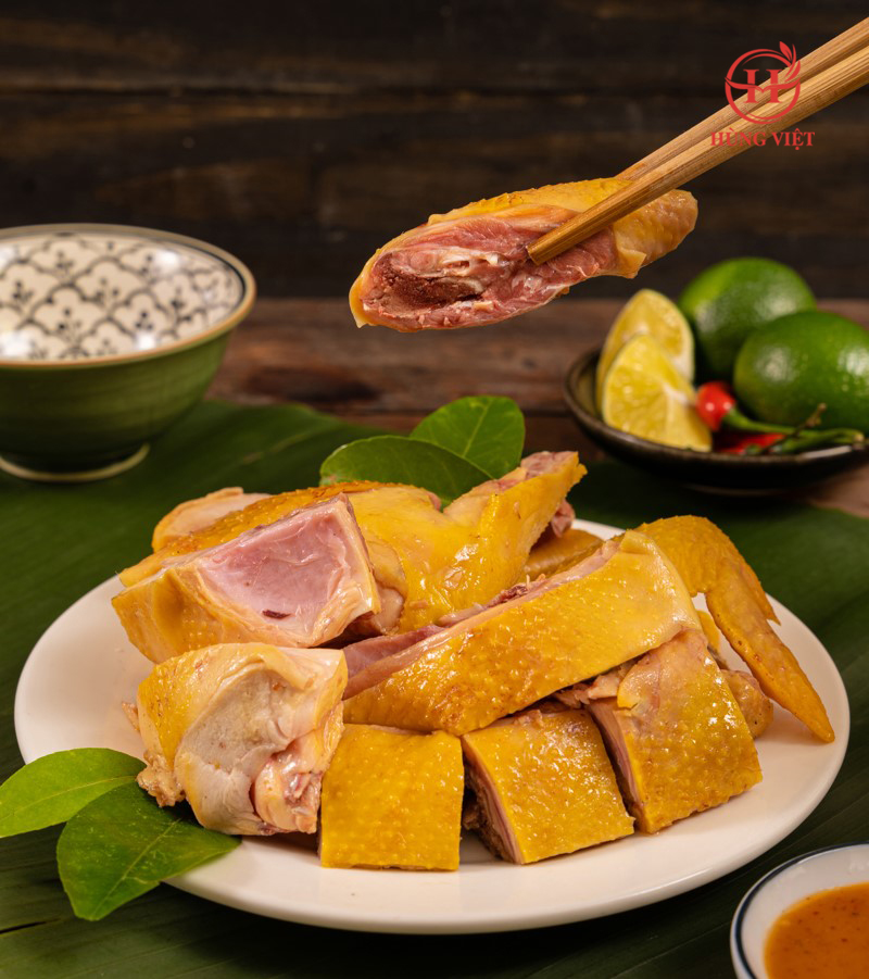 Gà ủ muối Hùng Việt có màu vàng thơm, da giòn, thịt màu hồng nhạt, ăn dai và chắc