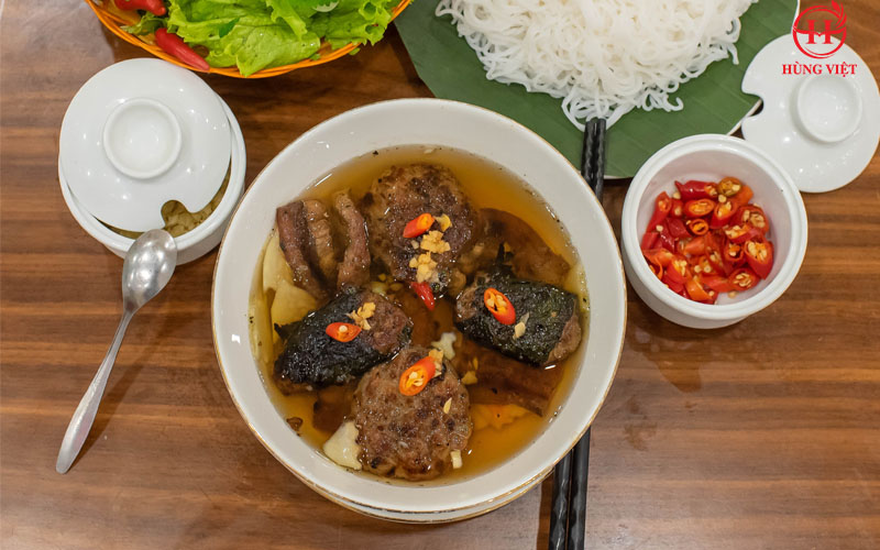 Bún chả hà nội được chế biến từ chả băm hùng việt