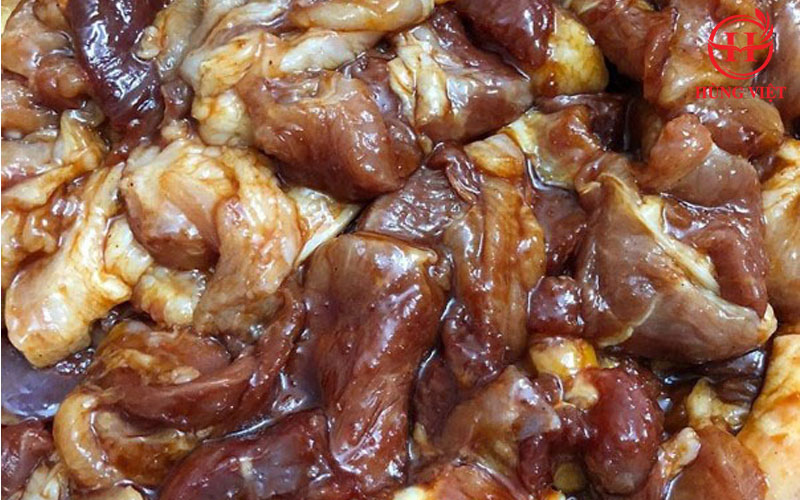 Thịt vai được tuyển chọn và tẩm ướp đậm đà