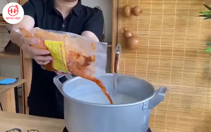 Cho cốt nem lụi vào nồi