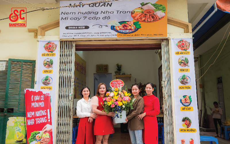 Đội ngũ nhân viên Hùng Việt hỗ trợ đại lý setup quán buổi đầu khai trương