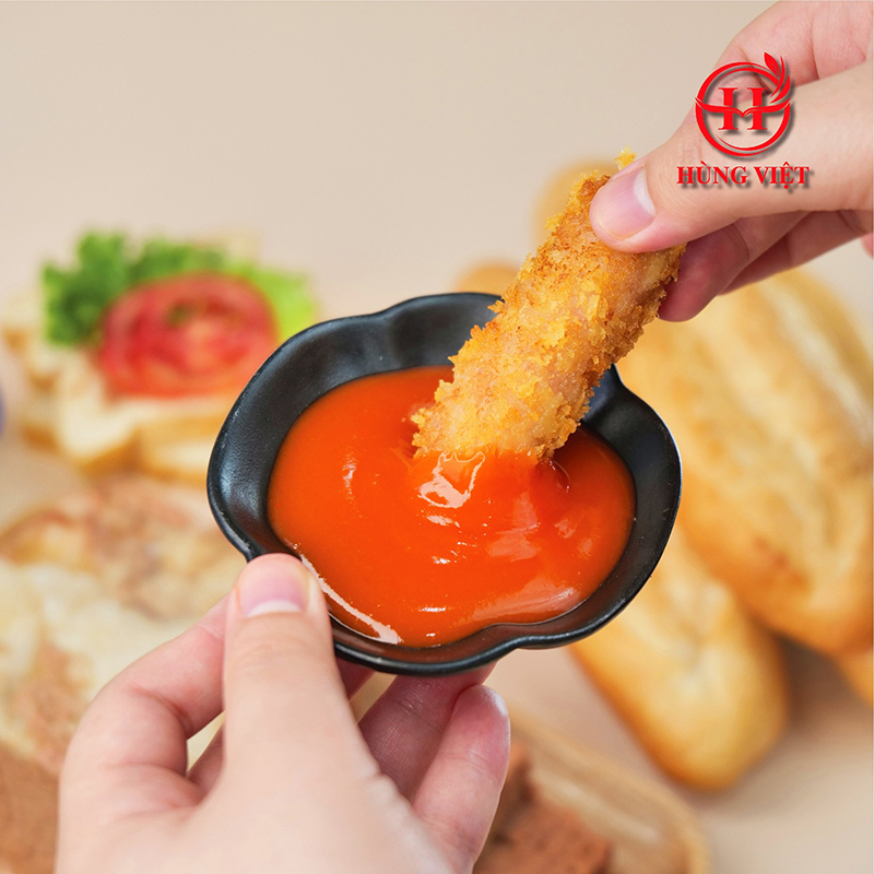Nem cho vỏ ngoài vàng, giòn rụm, chấm cùng tương ớt giúp bùng nổ vị nem