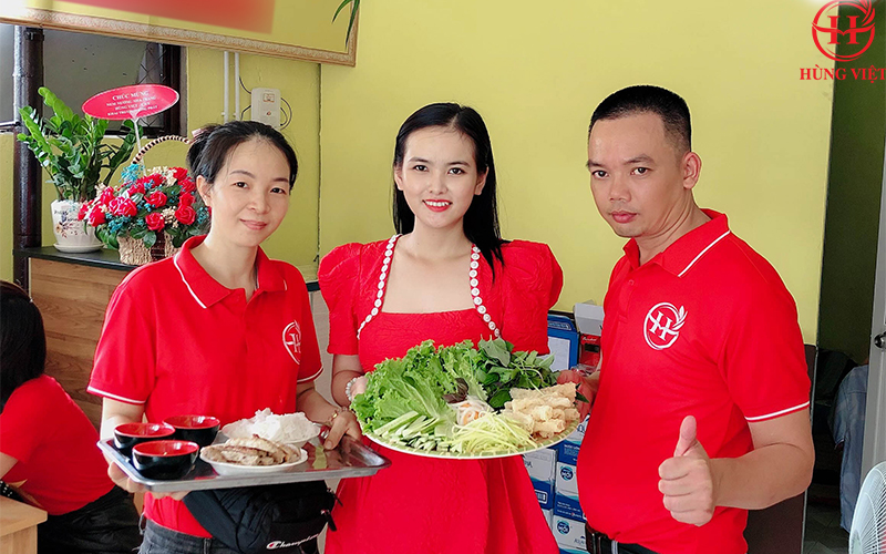 Hùng Việt hỗ trợ các anh chị chủ quán