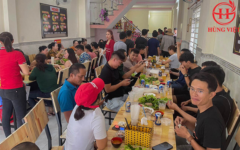 Khách hàng thưởng thức nem nướng Nha Trang