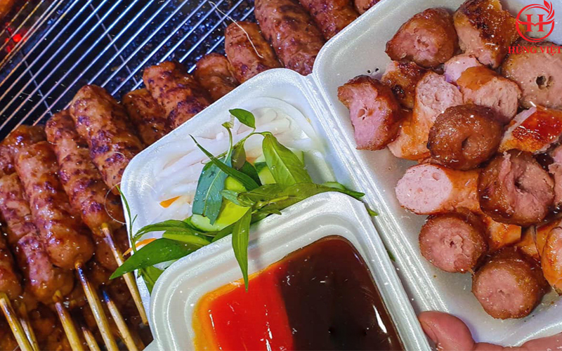 Nem nên được nướng trên than hoa để giữ được hương vị truyền thống và màu sắc bắt mắt