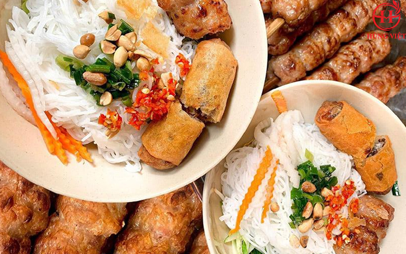 Nem viên hồ lô có thể chế biến thành món bún trộn nem nướng chả giò