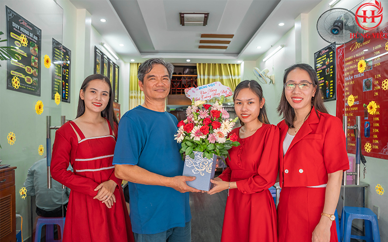 Hùng Việt dành tặng bó hoa tươi thắm chúc mừng đại lý khai trương thành công