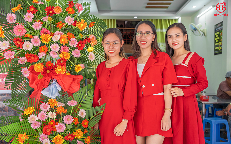 Hùng Việt chúc mừng chủ quán nhân ngày khai trương
