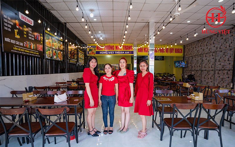 Hùng Việt đến chúc mừng anh chị chủ quán