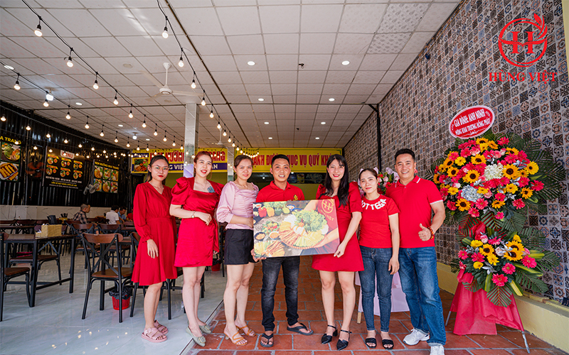 Đội ngũ nhân viên Hùng Việt dành tặng bó hoa tươi thắm nhân ngày khai trương của quán