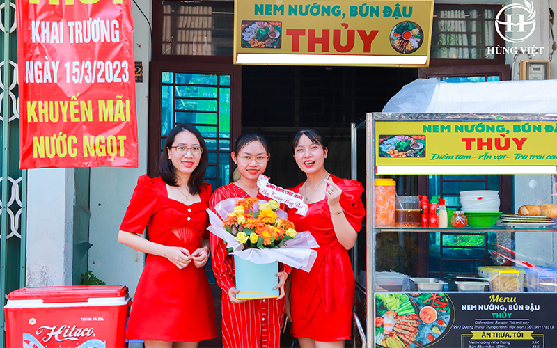 Hùng Việt đến chúc mừng chị chủ quán trong ngày khai trương