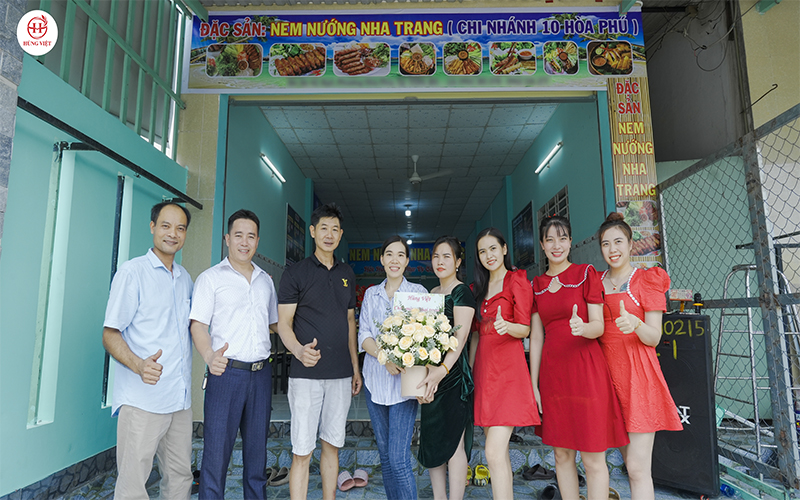 Hùng Việt đến tặng hoa chúc mừng đại lý nem nướng Nha Trang hệ thống Kim Dung chi nhánh 10 khai trương