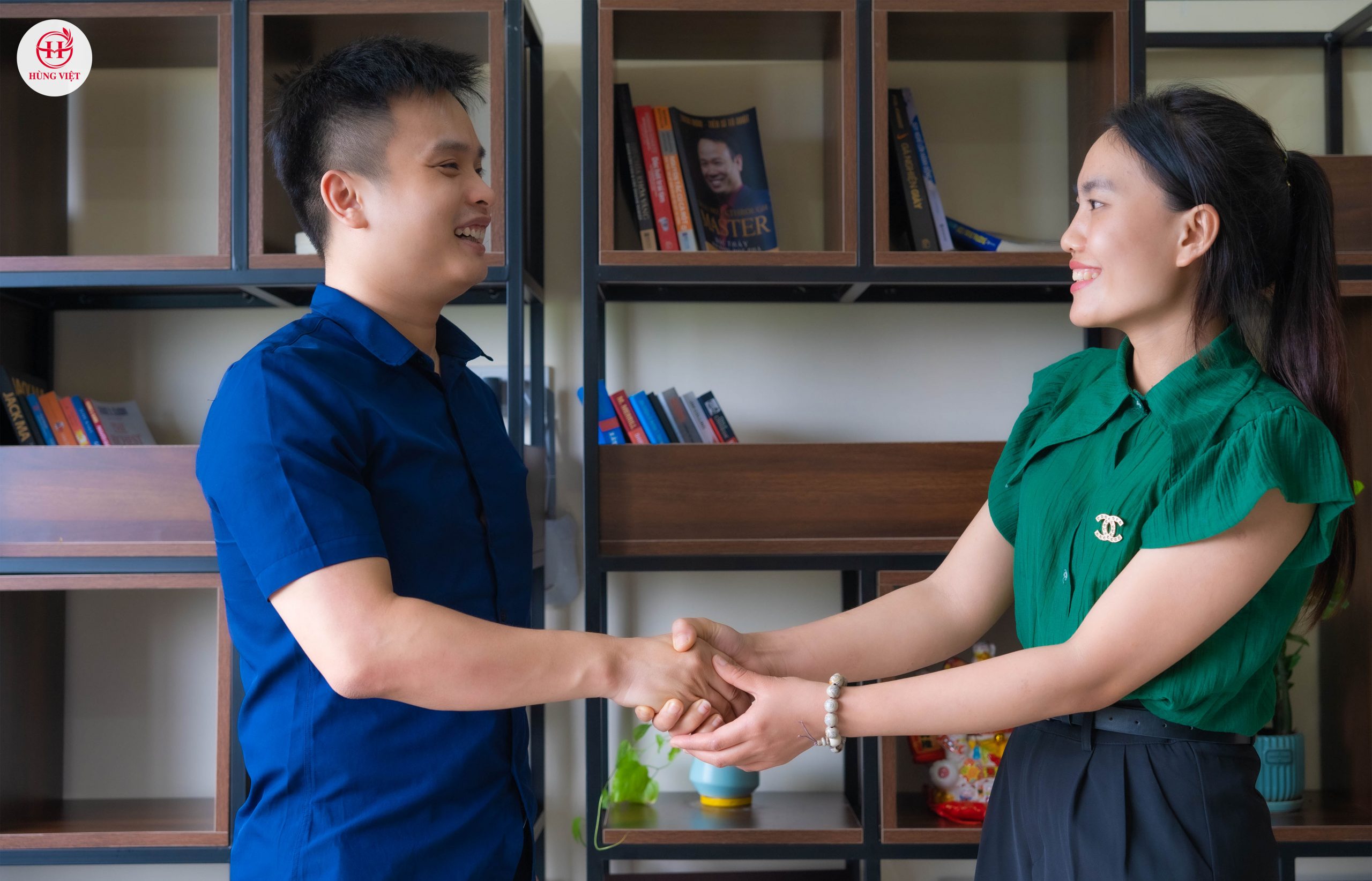Tổng Giám Đốc - Ông Nguyễn Tiến Hùng cùng chị chủ quán - khách hàng thân thiết của Hùng Việt