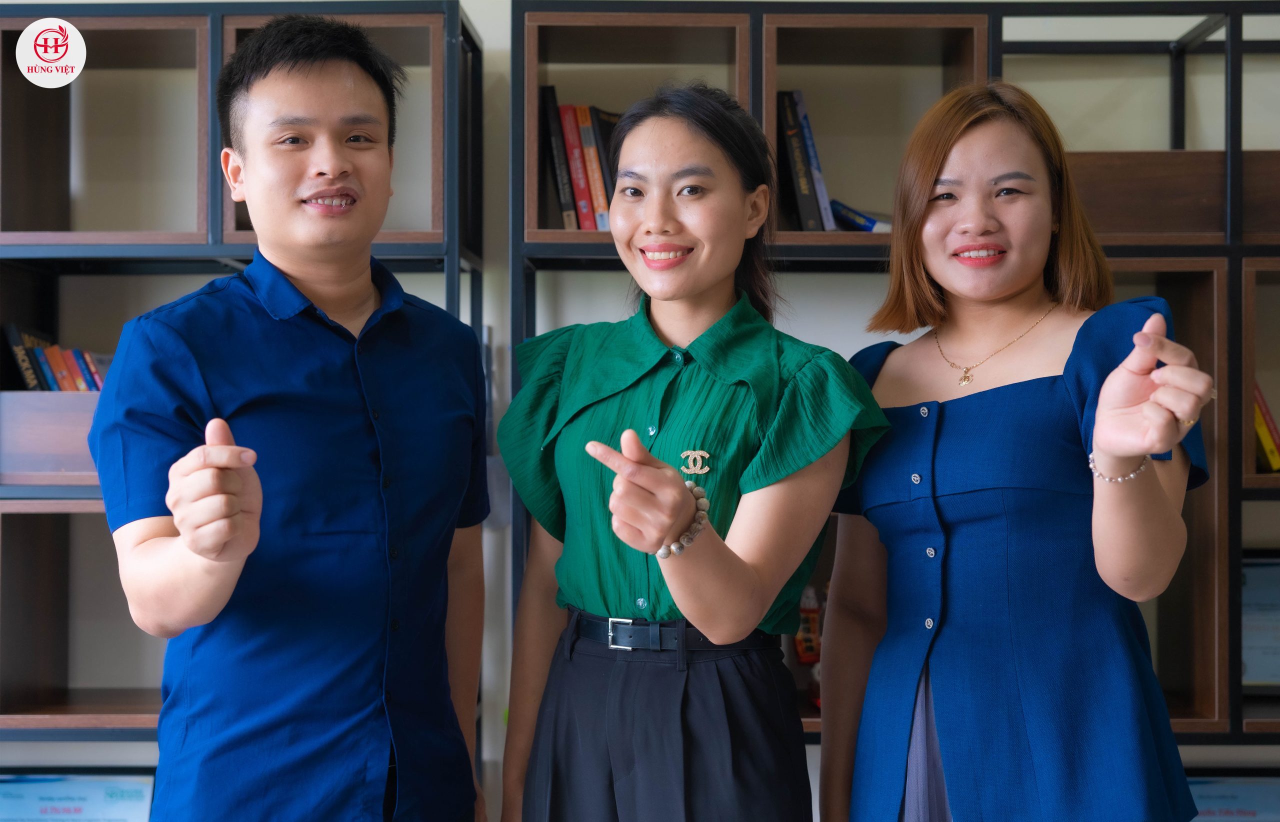 Tổng giám đốc chụp hình thân mật cùng trưởng phòng kinh doanh và vị khách xinh đẹp