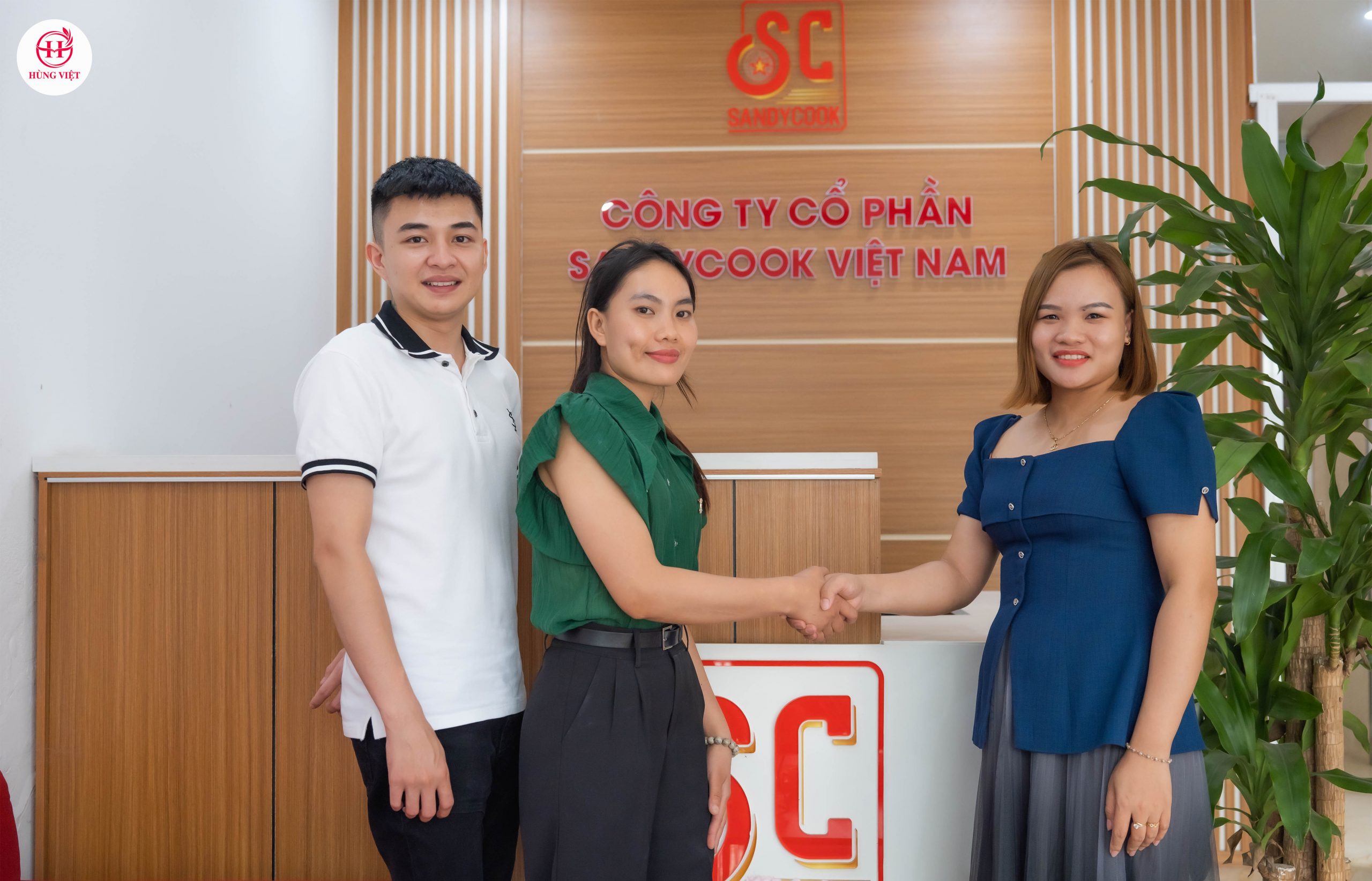 Nhân viên kinh doanh bắt tay cùng chị chủ quán - khách hàng thân thiết của Hùng Việt