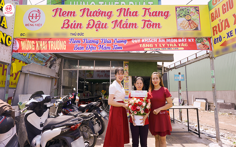 Hùng Việt tới chúc mừng đại lý khai trương thành công