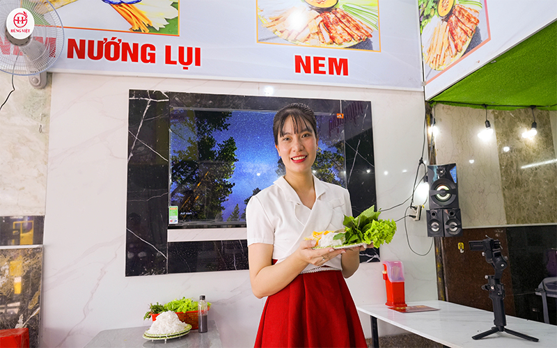 Hùng Việt hỗ trợ chủ quán chuẩn bị món ngon