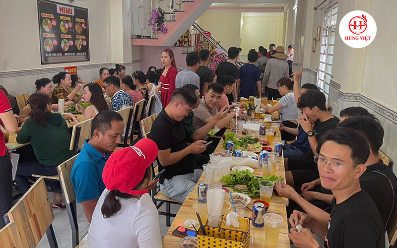 Buổi trưa tất bật của đại lý Hùng Việt
