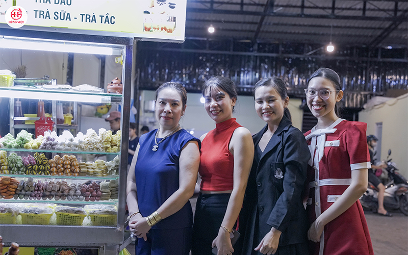 Đội ngũ nhân viên Hùng Việt đến chúc mừng chị chủ quán kinh doanh hồng phát