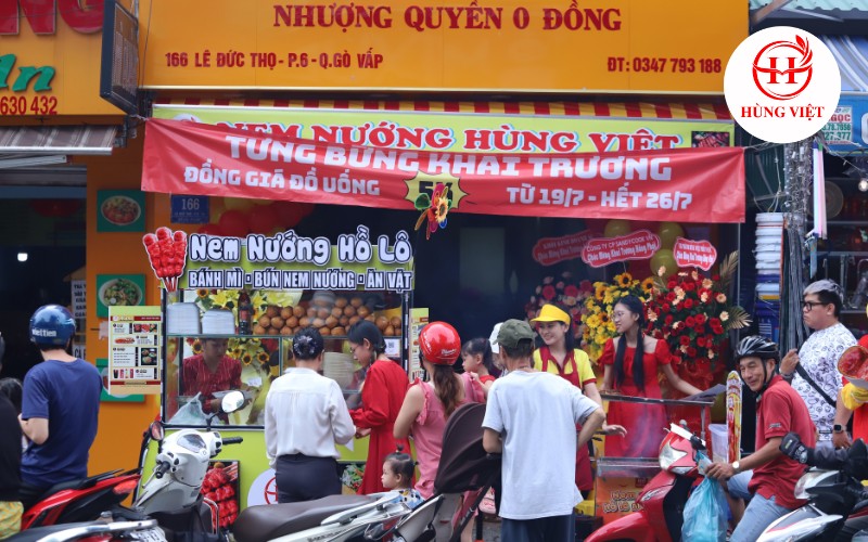 Cửa hàng thu hút đông đảo khách hàng từ khi mới mở cửa hàng khai-truong-dai-ly-go-vap-4