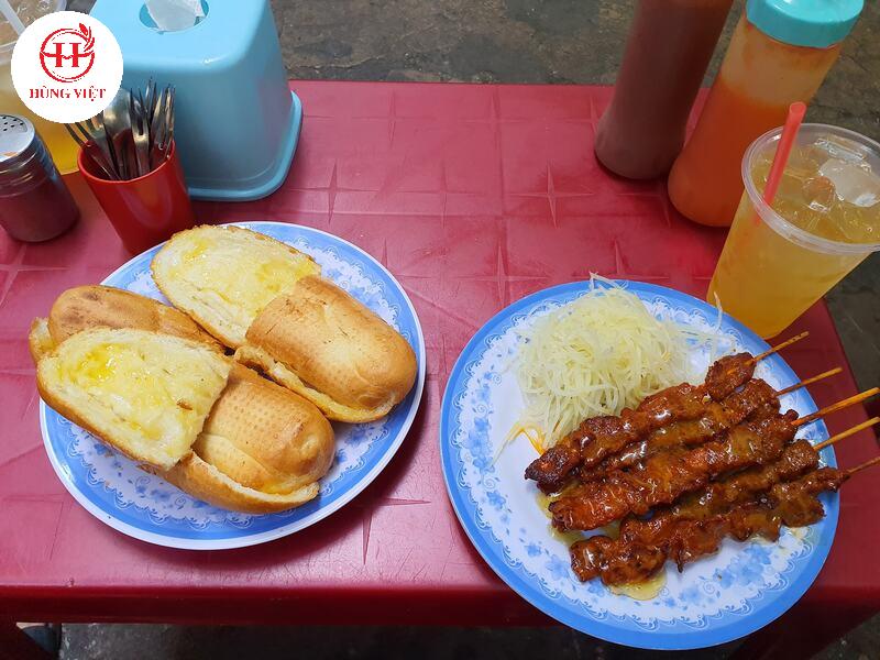 Bánh mì bơ mật ong là món ăn kèm hoàn hảo và dễ làm cùng với Thịt xiên nướng